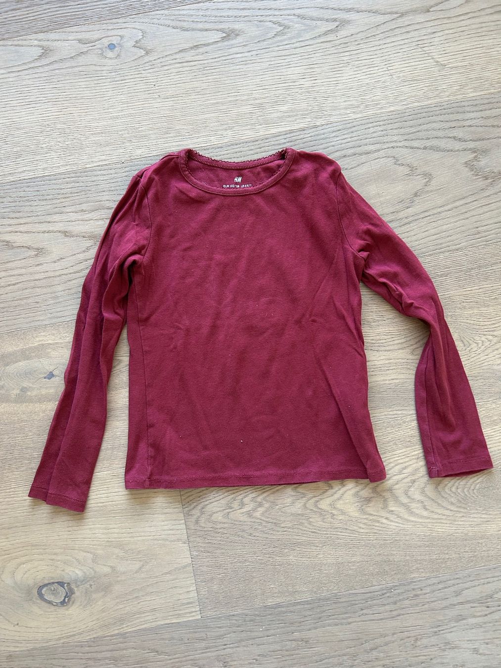 H&M Blusen, T-Shirts & Tops: Langarm Shirt bordeaux Grösse 122/128 – Gebraucht aus Zürich von Aez.01
