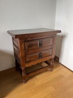 Nachttisch im spanischen Stil