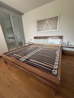 Modernes Doppelbett mit Lattenrost – Nussbaumoptik