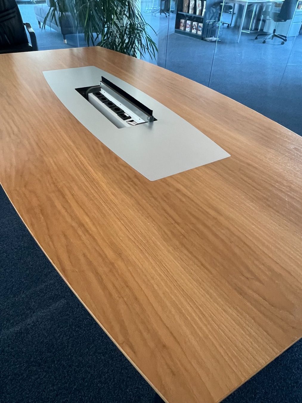 Tavoli: Konferenztisch mit integrierter Steckdose – Usato da Appenzell venduto da oli_8dbc 3