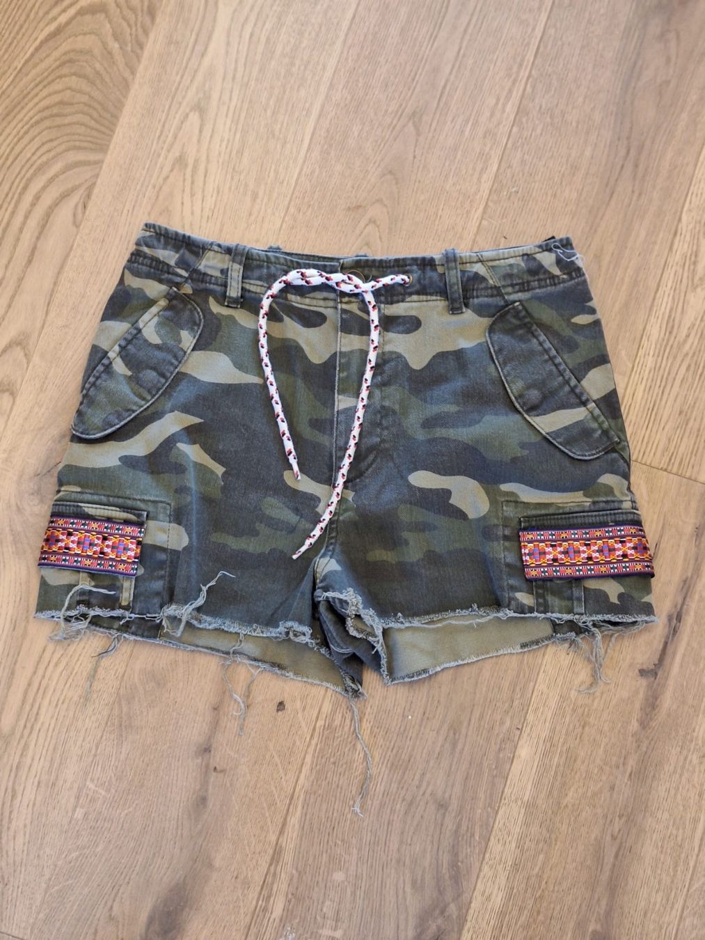 Zara Pantaloni: Short kaki avec broderies Zara – Usato da Genève venduto da bha_jcf5
