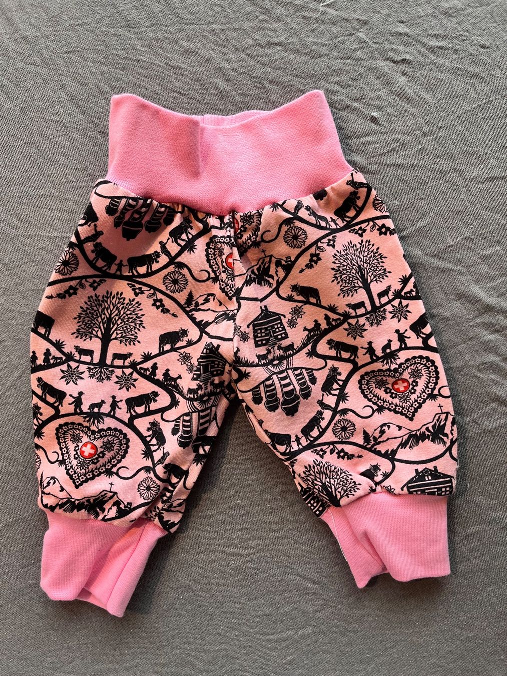 Pantaloni: 1 Kinderhose selbst genäht – Nuovo e nell'imballaggio originale da Büsserach venduto da bor_s88m
