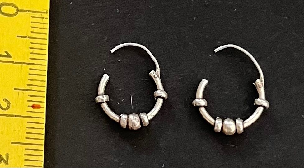 Ohrringe & -stecker: Paar Ohren- oder Nasenringe, Creole mit Kugeln – Gebraucht aus Ostermundigen von DaxKarten-75 1