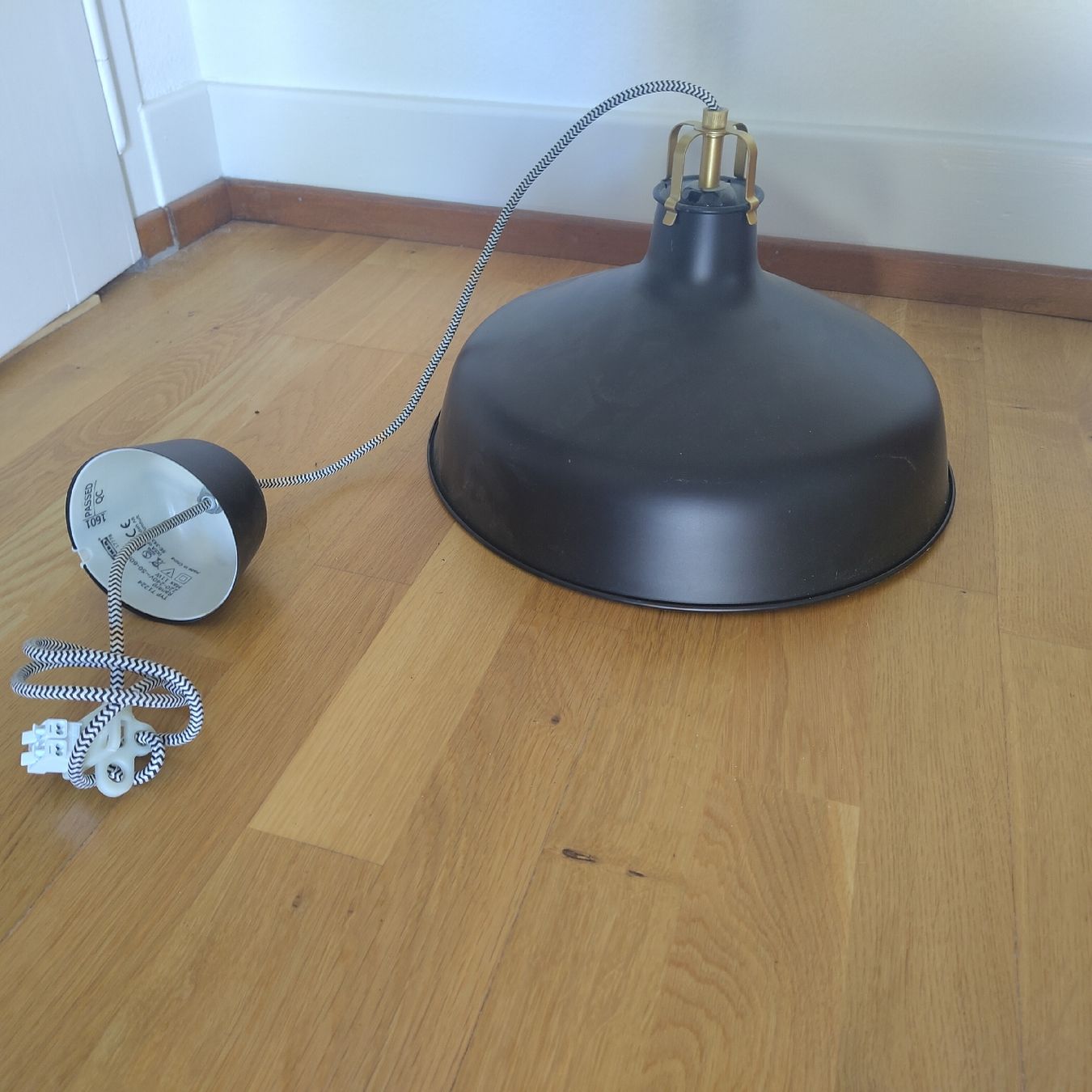 Ikea Lampadari & plafoniere: Schwarze Hängelampe Industrial Look – Usato da Bern venduto da clr_g2rj