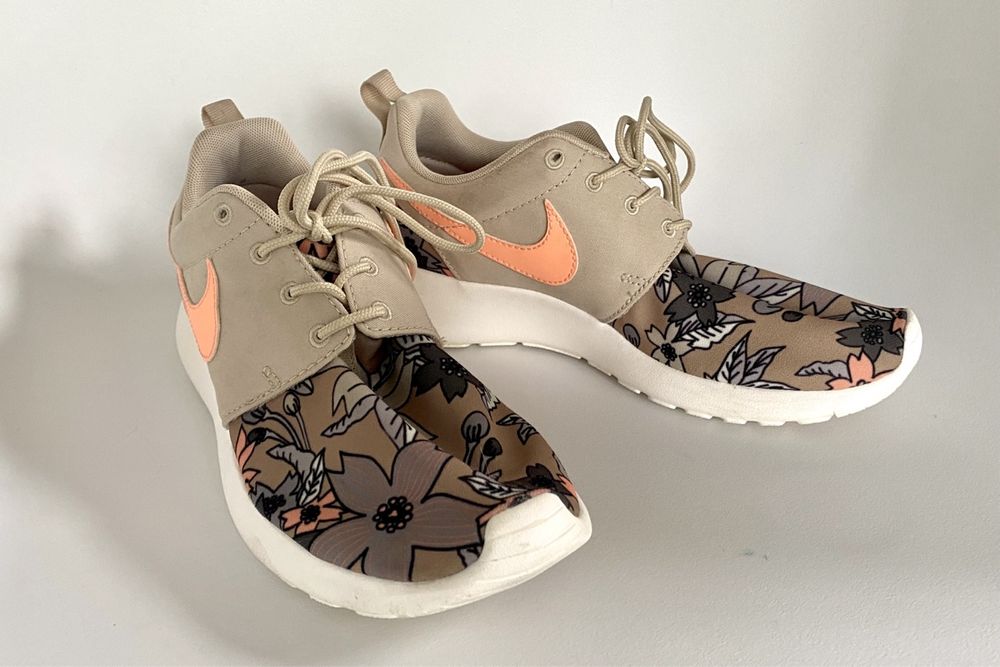 Nike roshe cheap run floral brun