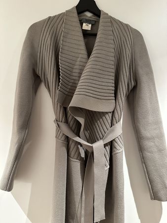 Elegante Strickjacke, Grösse S, ideal für den Übergang