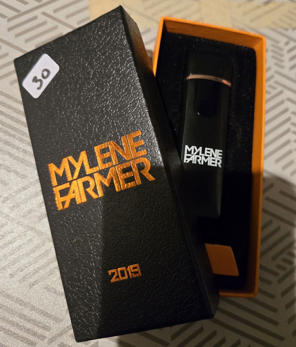 Accendini: Briquet Mylene Farmer 2019 neuf  – Nuovo e nell'imballaggio originale da Estavayer-le-Lac venduto da Clapsodi