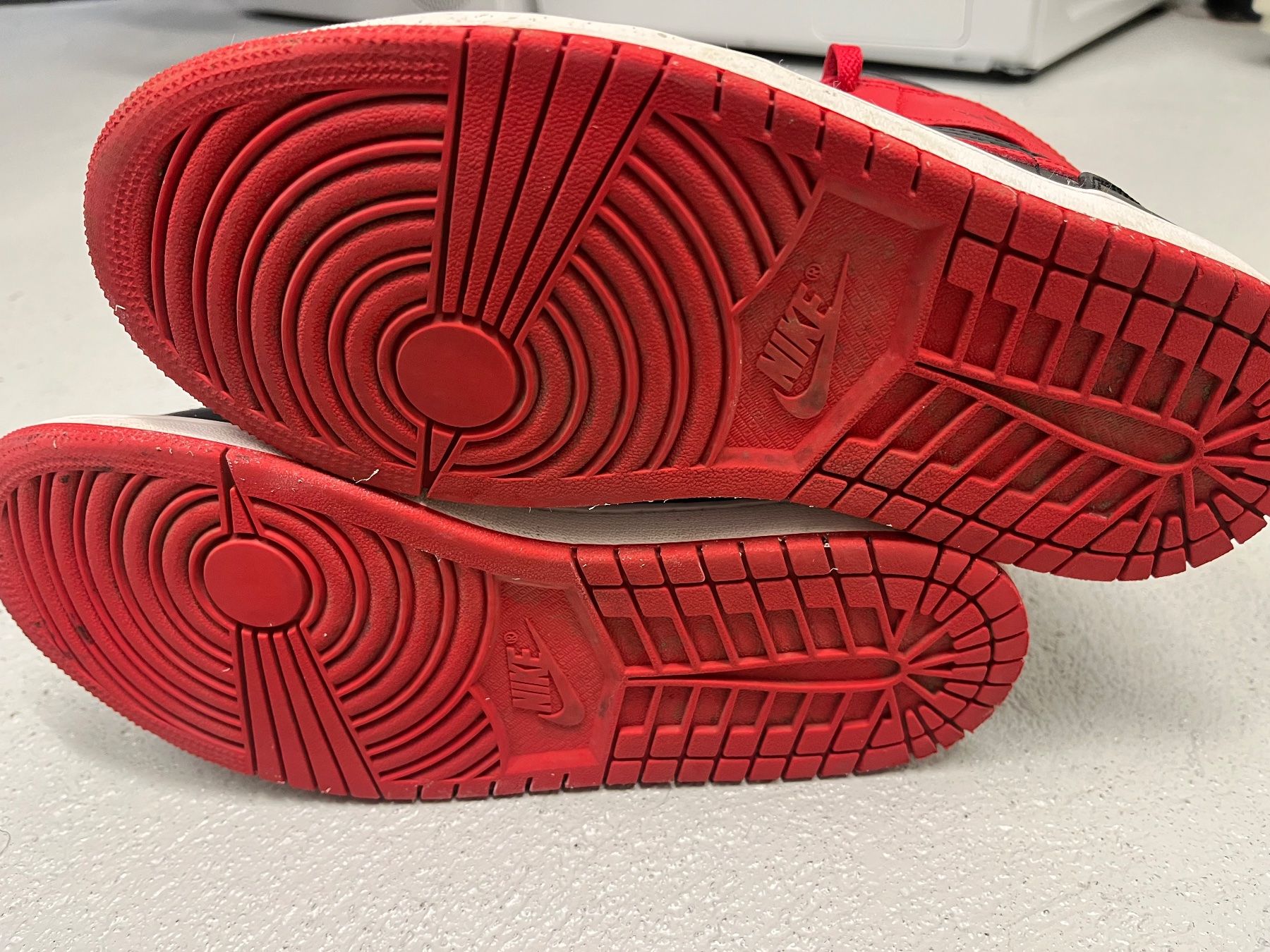 Jordan Scarpe da uomo: Jordan 1 Mid Sneaker Schwarz-Rot Gr. 42 – Usato da Waltenschwil venduto da MeKo8 3