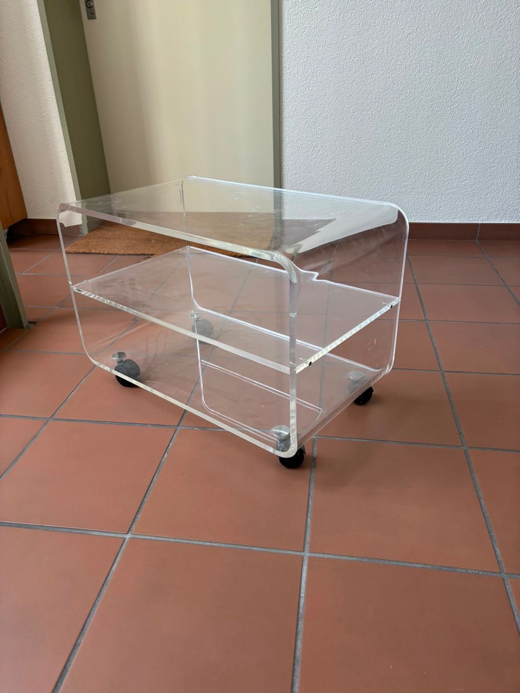 Korpus: Acrylglas Wagen mit Rollen 2 Ablagen gebraucht – Gebraucht aus Zürich von noe_wc2v