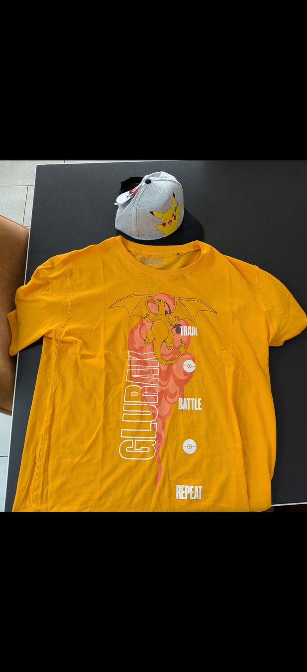 Lotti & Set di vestiti: Pokemon Merch Kappe + T-Shirt – Nuovo (secondo la descrizione) da Zofingen venduto da yanik38