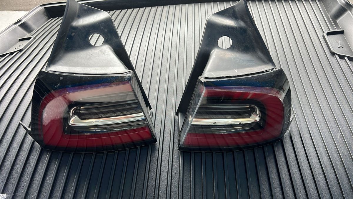 Tesla Tutti pezzi di ricambio auto: Tesla Model 3 Rückleuchten  – Usato da Willisau venduto da sebi_12