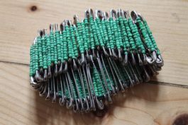 kreatives Armband aus Sicherheitsnadeln
