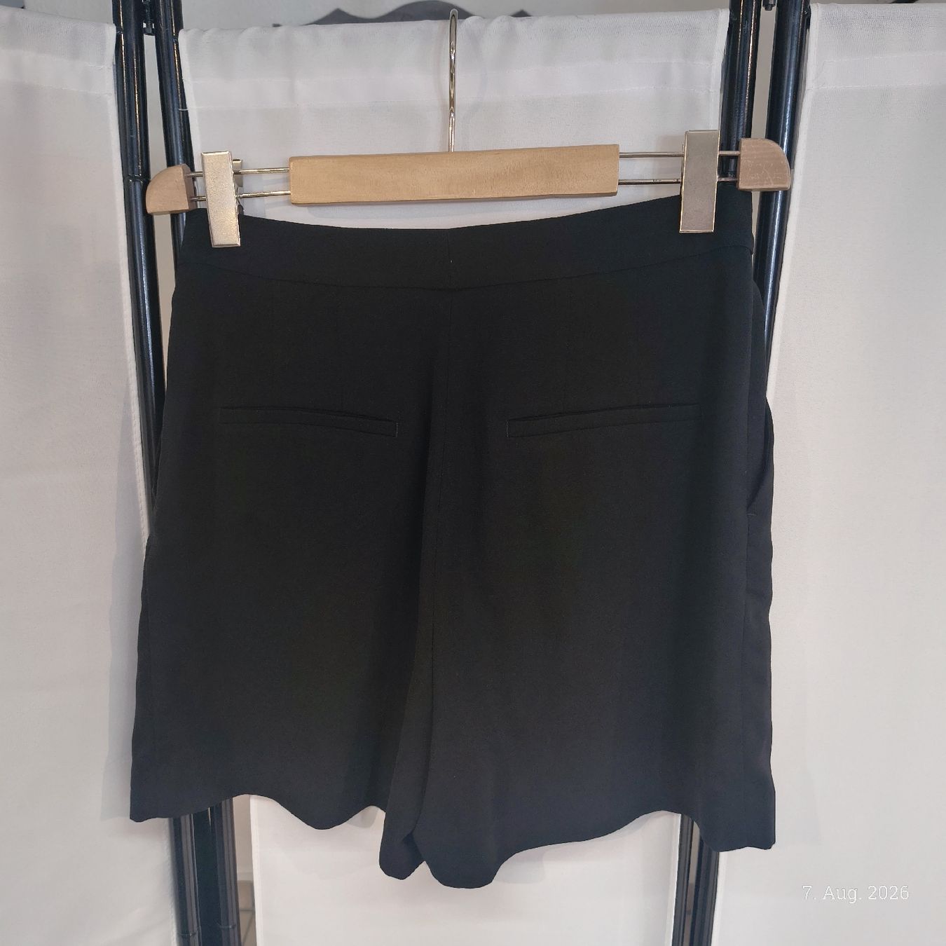 H&M Hosen: Schwarze kurze Hose Grösse S – Gebraucht aus Emmetten von SecondhandSiska 1