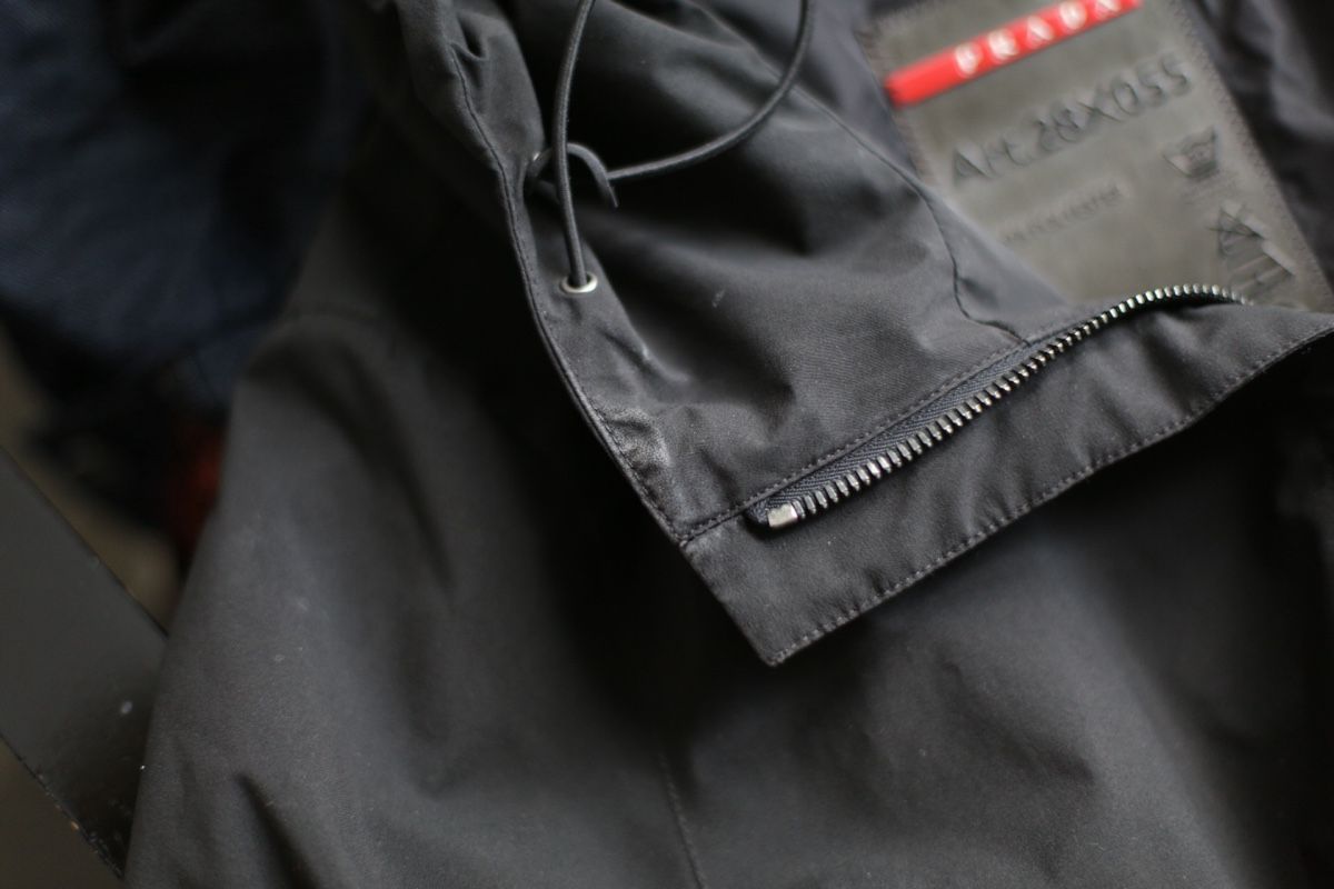 Prada Giacche: Prada Black Belted Jacket - Timeless Style, Size 42 IT – Usato da Zürich venduto da Mariia_burlachenko 2
