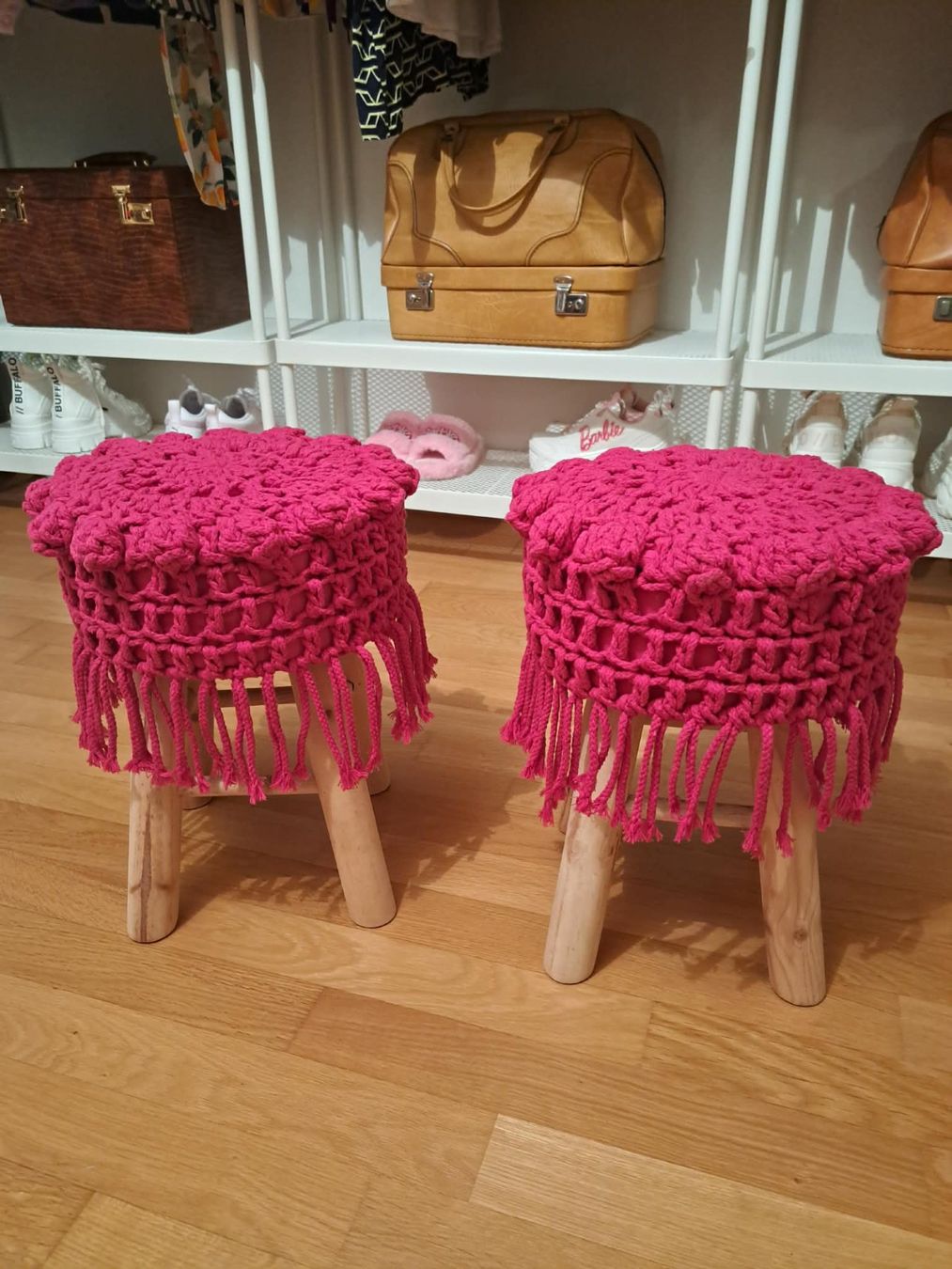 Hocker: 2er‑Set Hocker pink – Makramee Sitz – Boho Stil – Gebraucht aus Sisseln AG von schenk-figuren