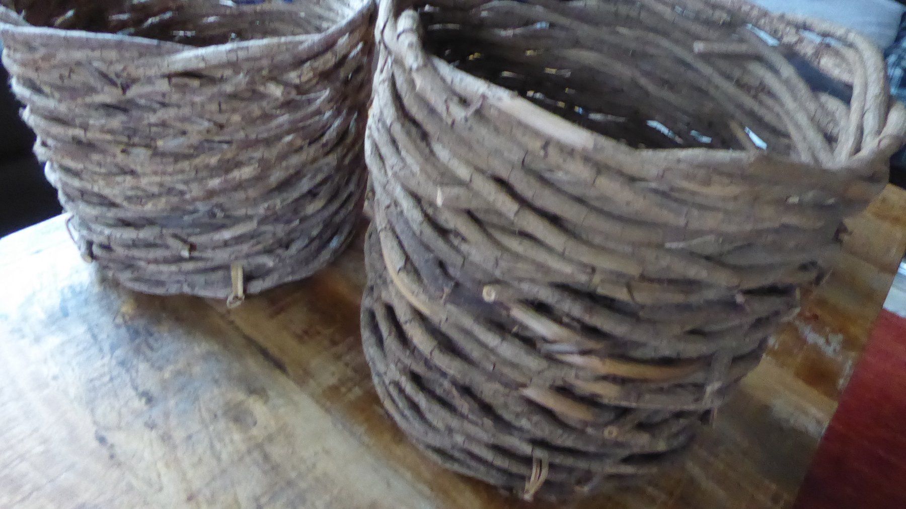 Tutte le decorazioni: 2 geflochtene Blumenübertopf/ Abfalleimer – Usato da Sargans venduto da Benziner