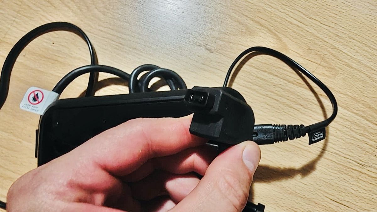 Shimano Caricabatterie: Shimano E-Bike Ladegerät 2 Ampere – Nuovo e nell'imballaggio originale da Birmensdorf ZH venduto da The_Bike_Hub 2