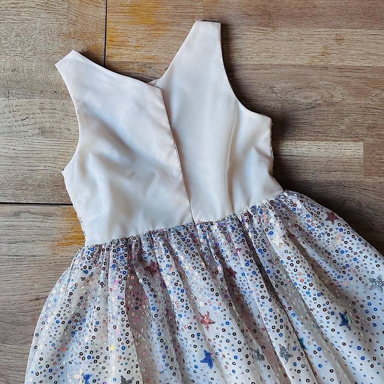 H&M Vestiti & Gonne: Wunderschönes Kleid mit Glitzer 134 – Usato da Malans GR venduto da aicul31 2
