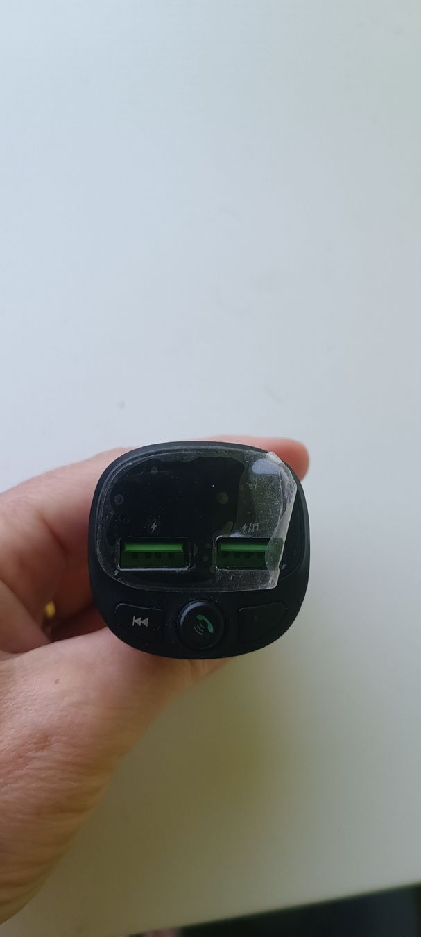 Laufwerke & Adapter: Bluetooth FM-Transmitter fürs Auto – Gebraucht aus Zürich von Sherin