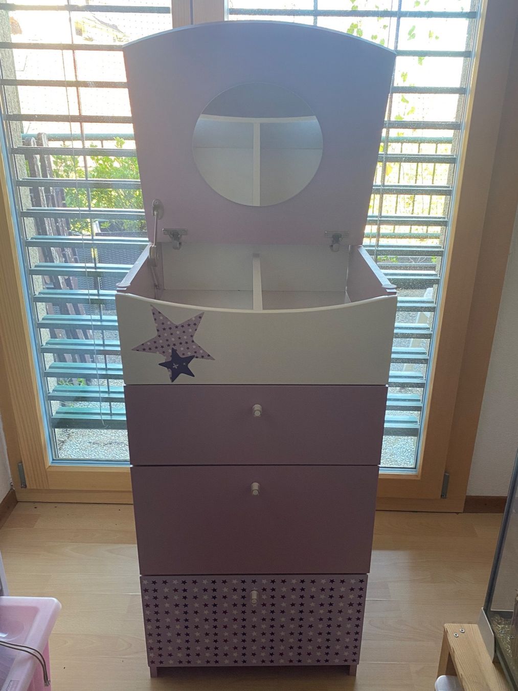 Conforama Cassettiere: Commode enfant étoiles violette bon état – Usato da Biel/Bienne venduto da Caramba59