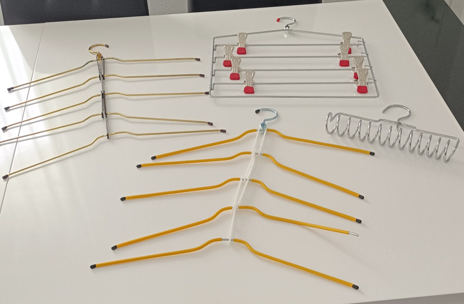 Kleiderbügel: CINTRES MULTIPORTS ( 4 PIECES) – Neu (gemäss Beschreibung) aus Sion von andreina52