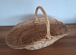 Korb aus Weidengeflecht mit Henkel