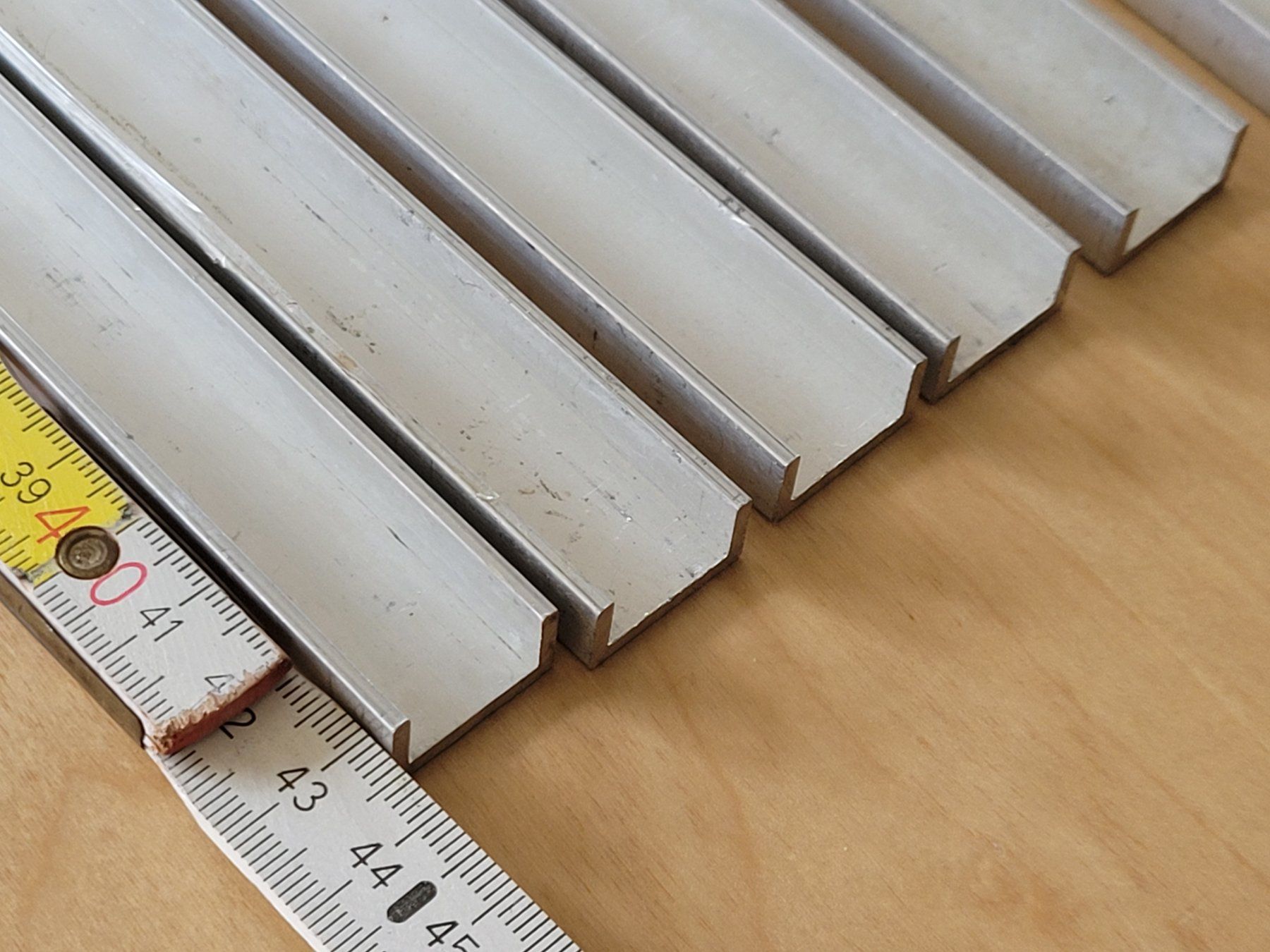 Profile: 10 Aluprofile U-Profile (43.5cm lang, 2cm breit) – Gebraucht aus Wiesendangen von samoalk 1