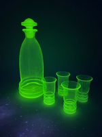 Seltenes Art-Déco-Uranglas / Vaselineglas Likörset