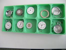 1 Lot unkomplette Schwesteruhren-Teile
