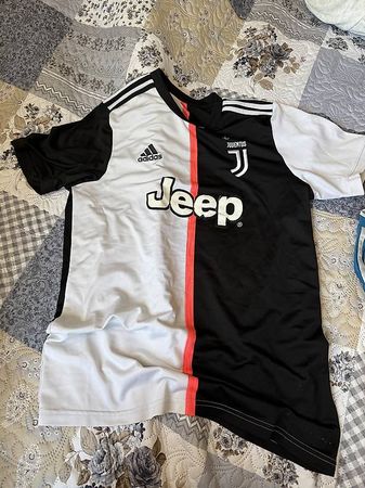 Maillot domicile officiel de la Juventus  saison 2019/2020.
