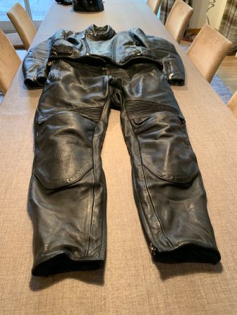 Motorrad Lederkombi Schwarz Herren Grösse 50 guter Zustand