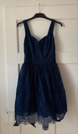 dunkelblaues Spitzenkleid