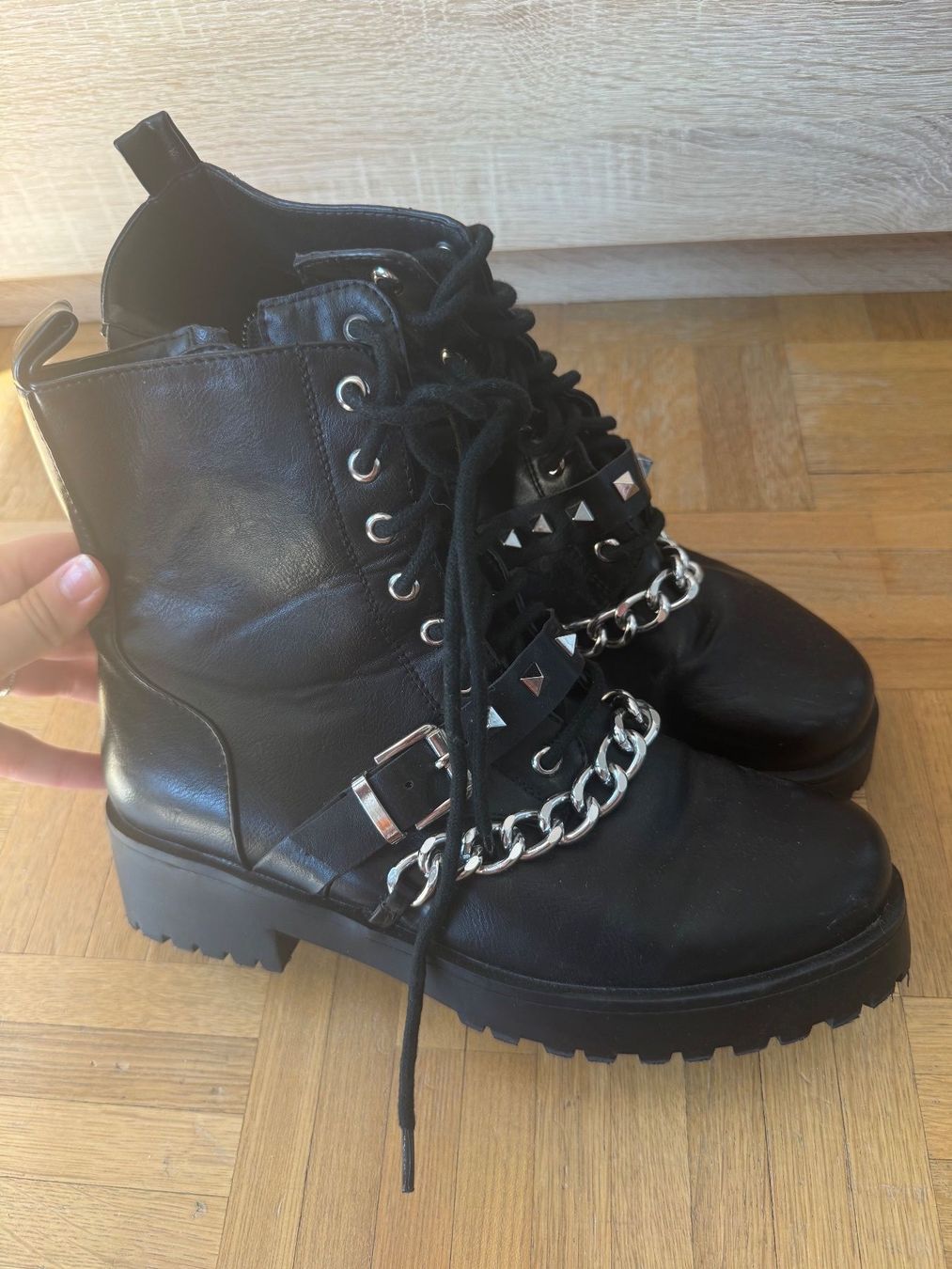 Scarpe da donna: Bottines noires cloutées – Usato da Montreux venduto da Izapechee 2