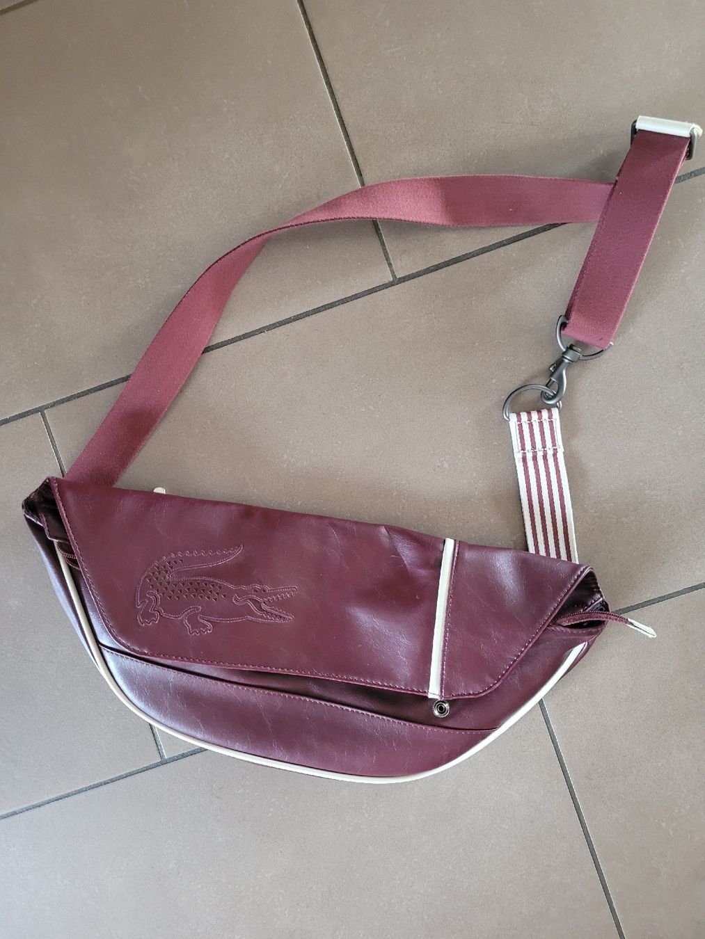 Lacoste Sacs femmes: Bauchtasche Lacoste dunkelrot  – D'occasion à St. Ursen par pij_v9ll