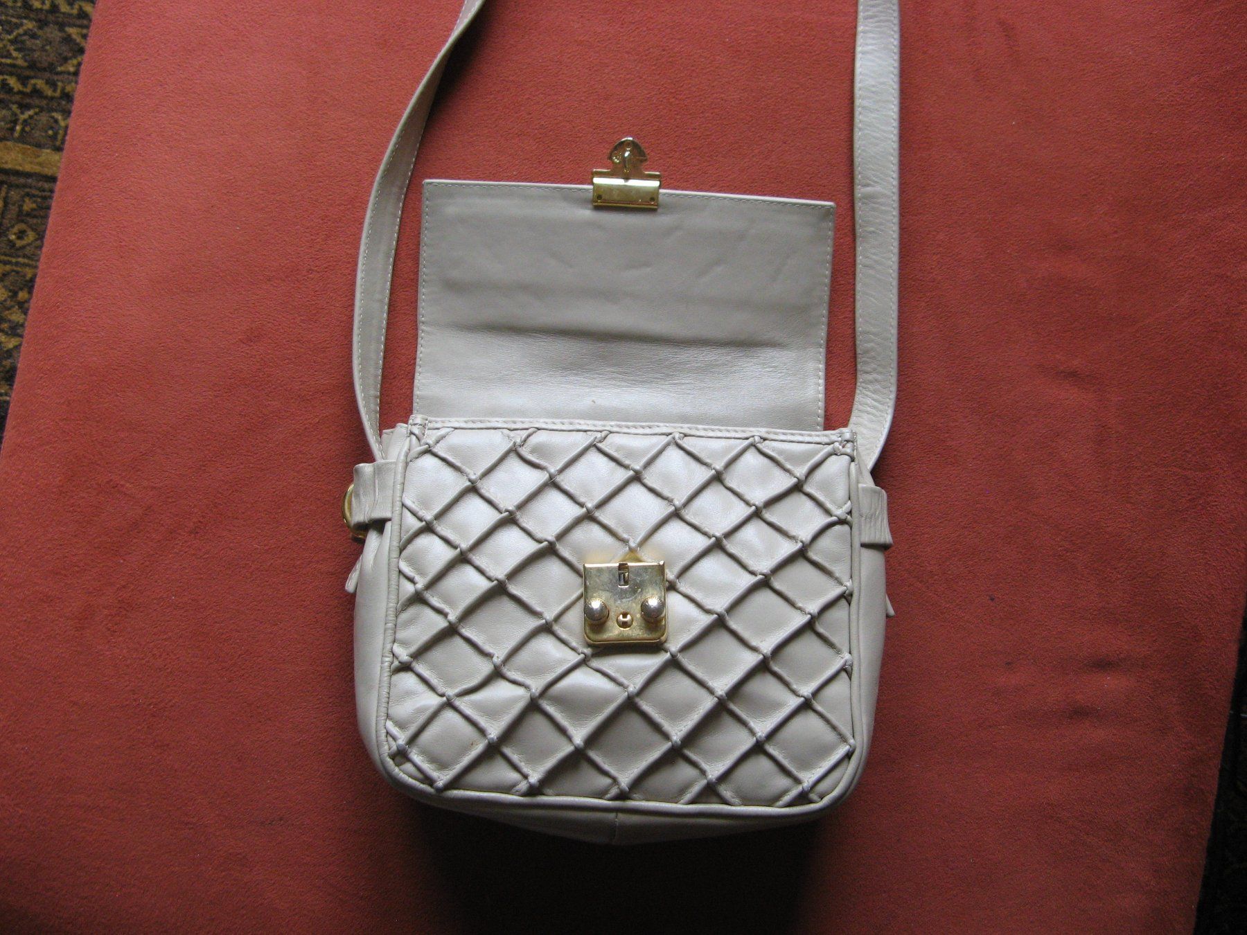 Taschen für Damen: kleine Tasche beige Leder Locher – Gebraucht aus Zürich von apil 6