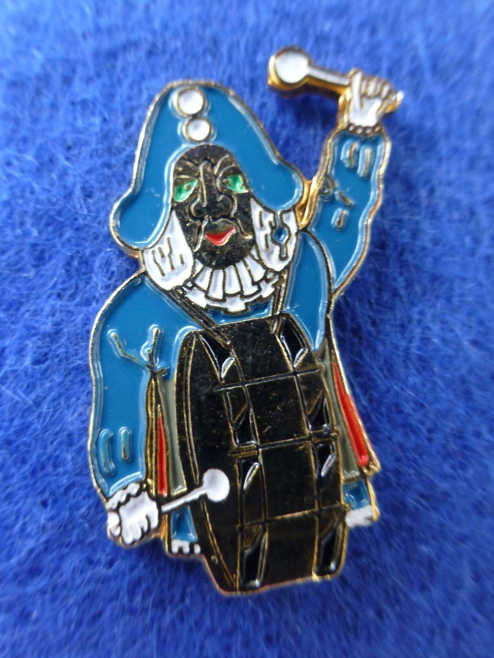 Basler Plaketten & Abzeichen: Pins Fasnacht Basel, nummeriert – Gebraucht aus Basel von Falconis 4
