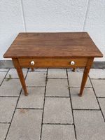 Kleiner Holztisch mit Schublade