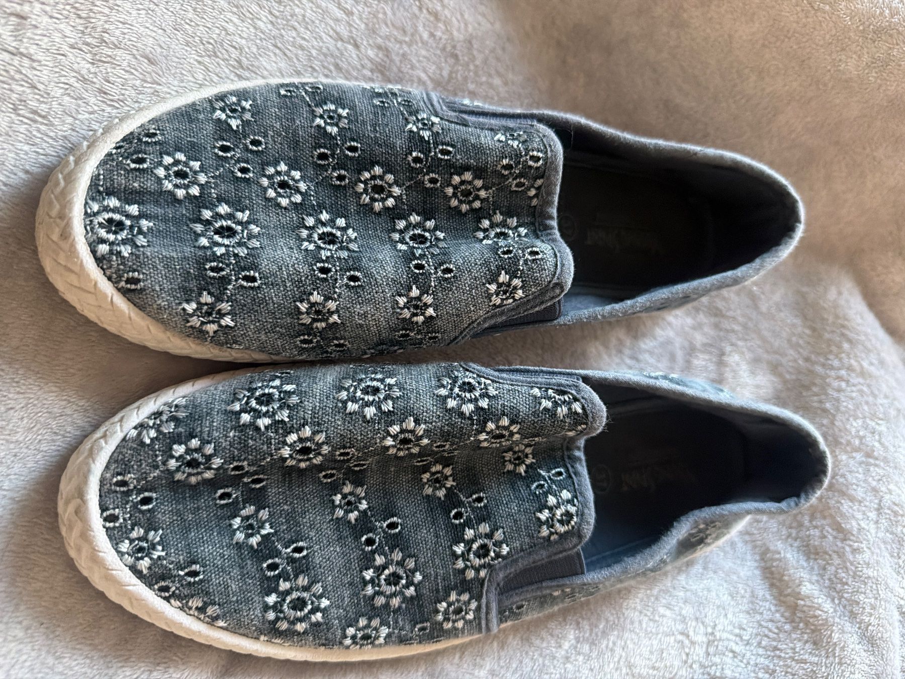 Scarpe da donna: Sneaker Gr. 37, Stoff mit Blumenmuster, Denim – Usato da Luterbach venduto da andybasilbenz