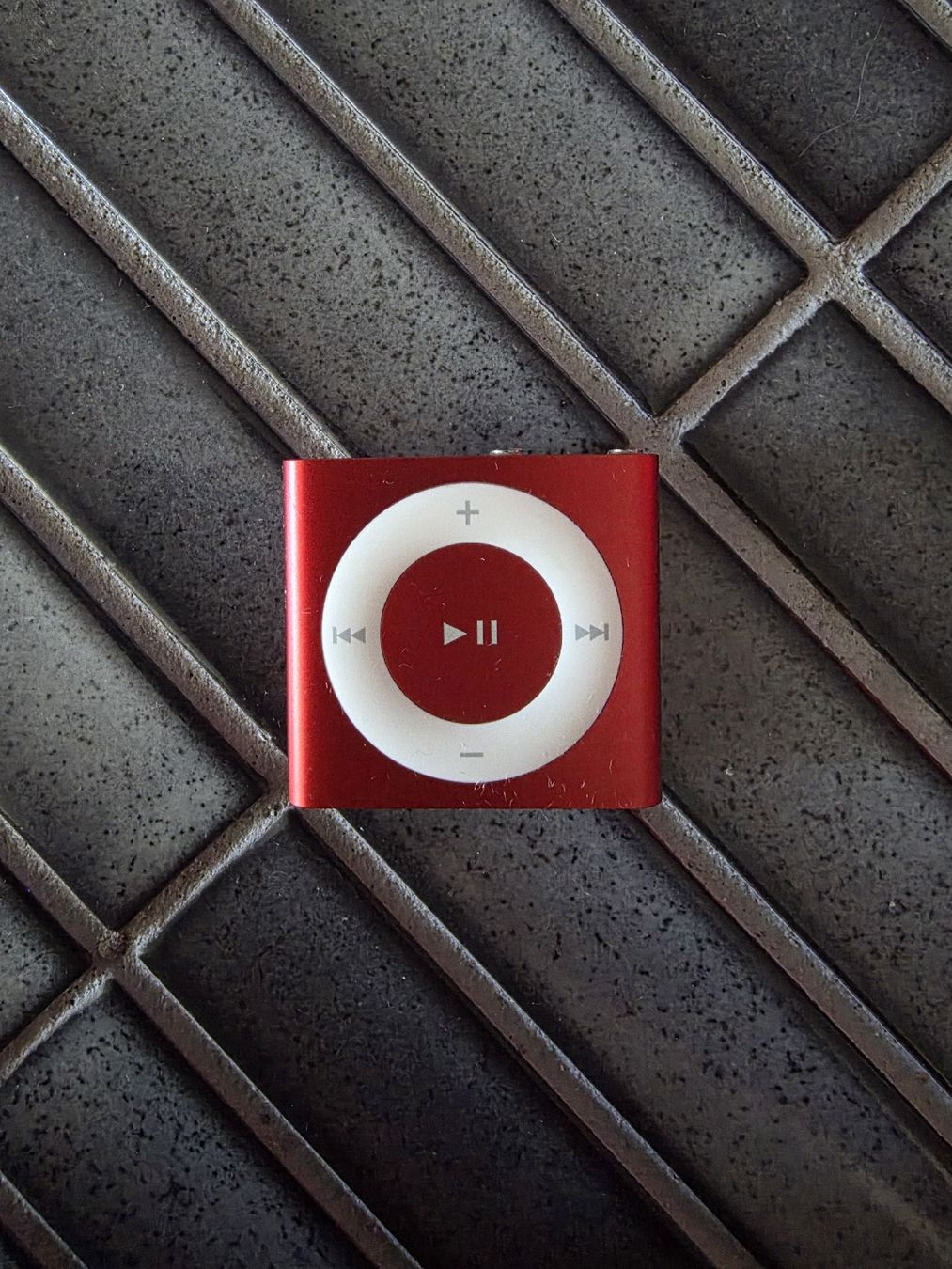 Apple Tragbarer Mediaplayer: Apple iPod Shuffle Gen 4 product red – Defekt aus Biberist von Volo28