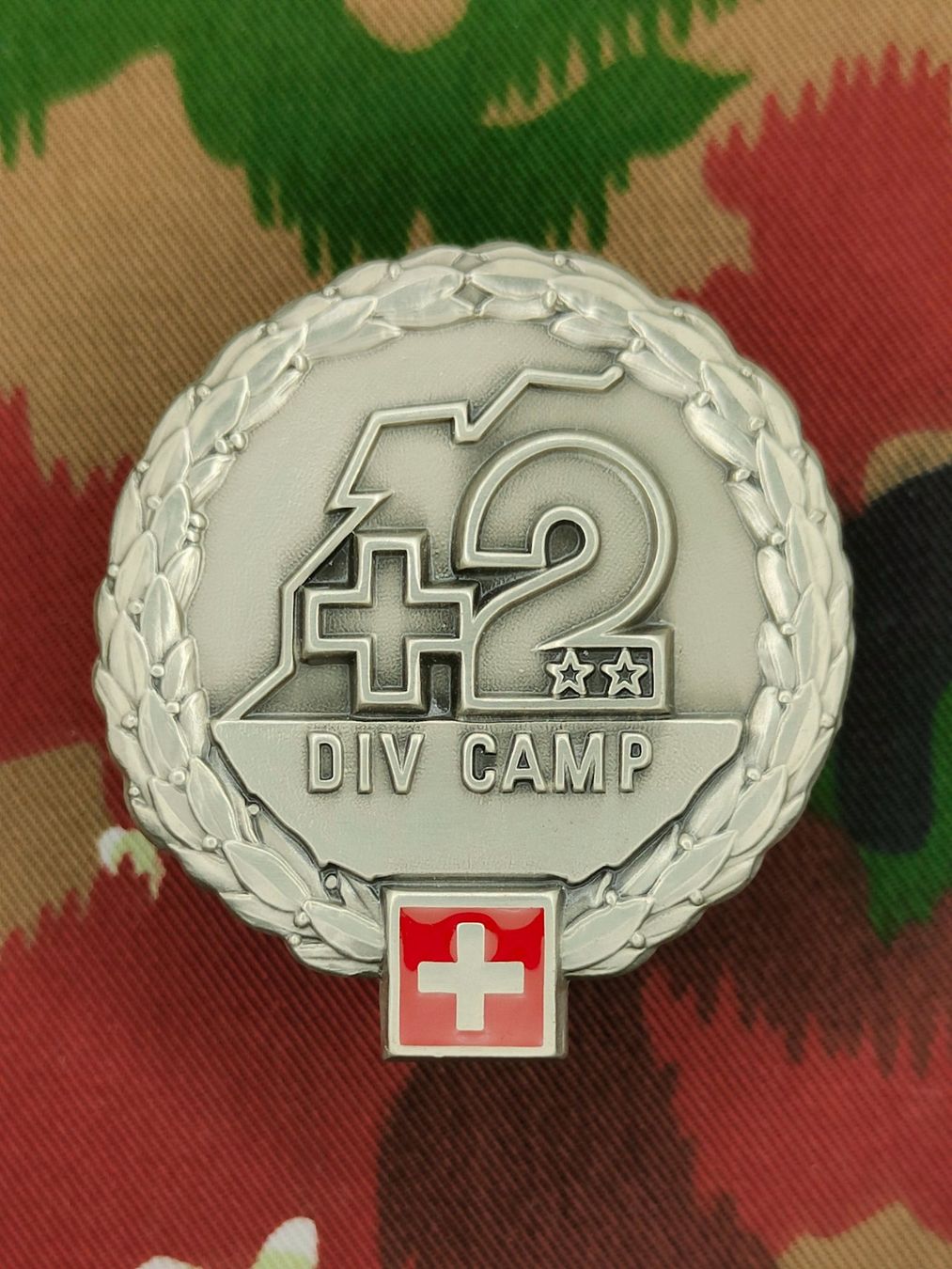 Schweizer Armee Uniformi: Béretemblem Felddivision 2, Variante 3, neu – Nuovo (secondo la descrizione) da Bauma venduto da SwissMilitaria