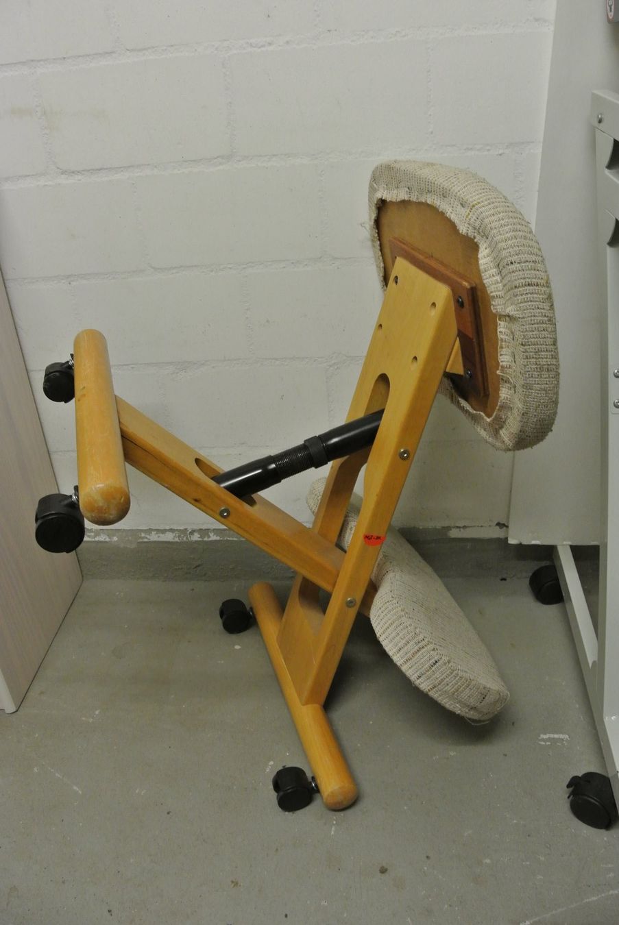 Stühle: Kniestuhl Holz mit Rollen gebraucht – Gebraucht aus Horgen von Goros 4