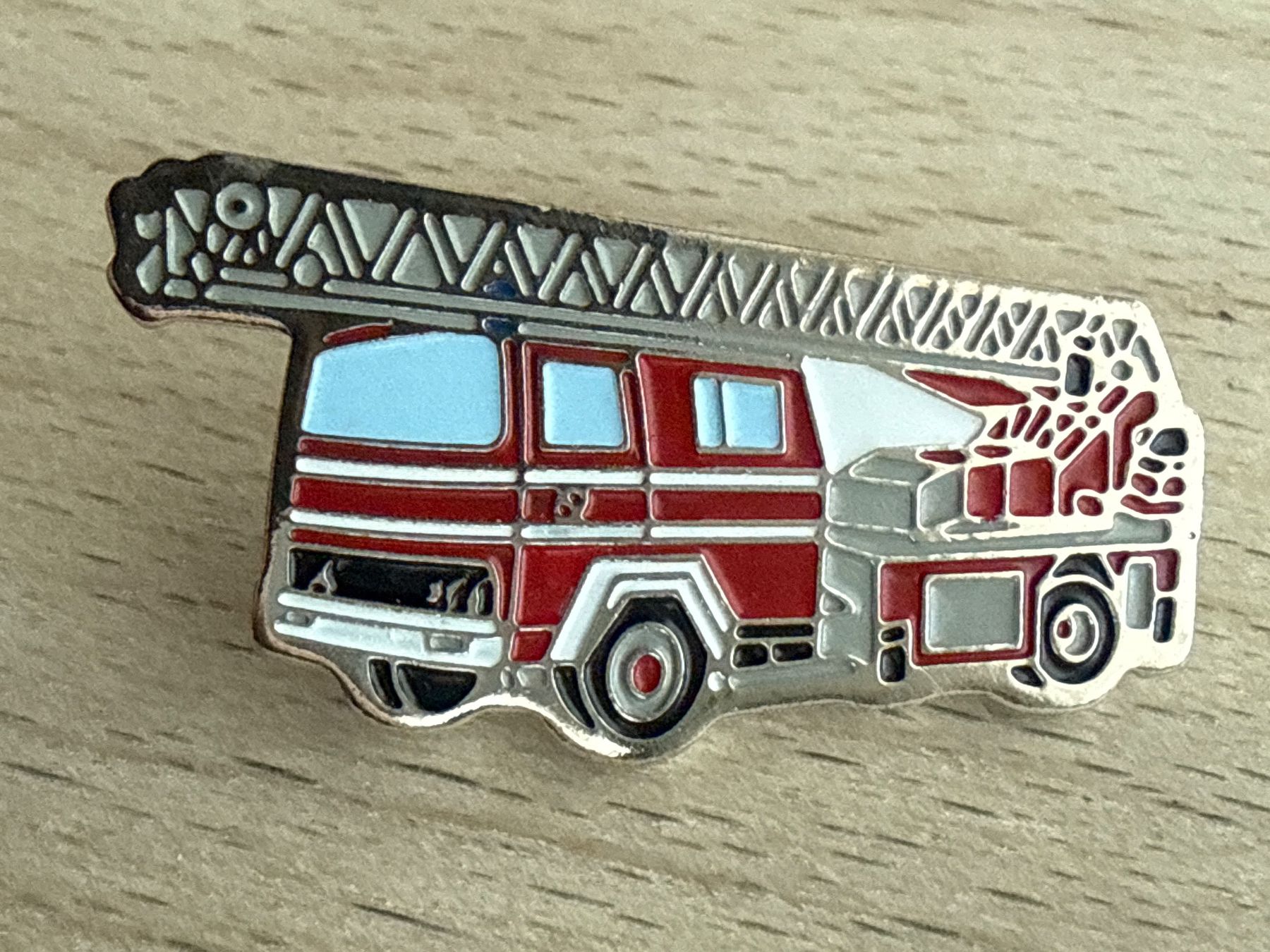 Plaketten & Abzeichen: Pin Feuerwehrauto – Gebraucht aus Glattbrugg von Schweigmatt