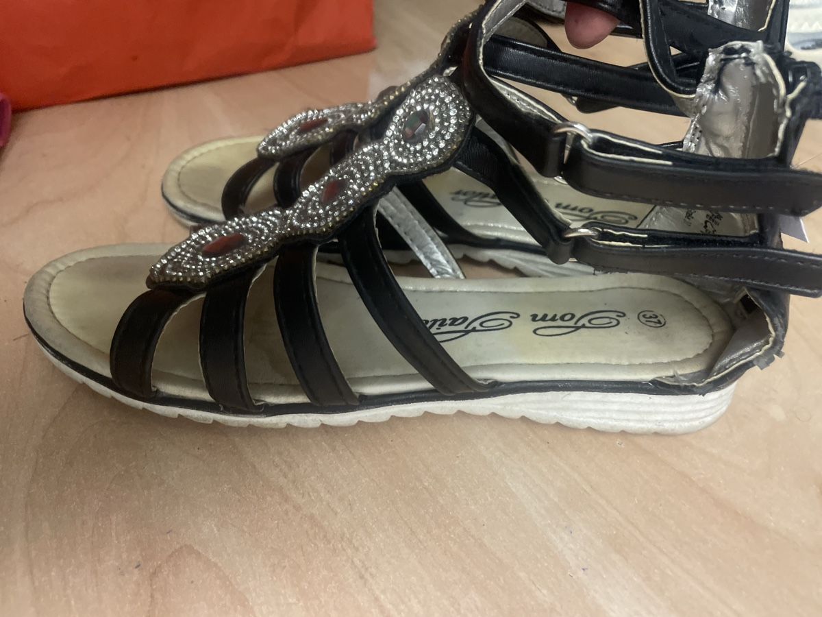 Scarpe per ragazze: Sandalen  Tom Tailor schwarz Gr. 37 – Usato da Obergerlafingen venduto da cabo4