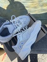 Adidas Yeezy Boost 700