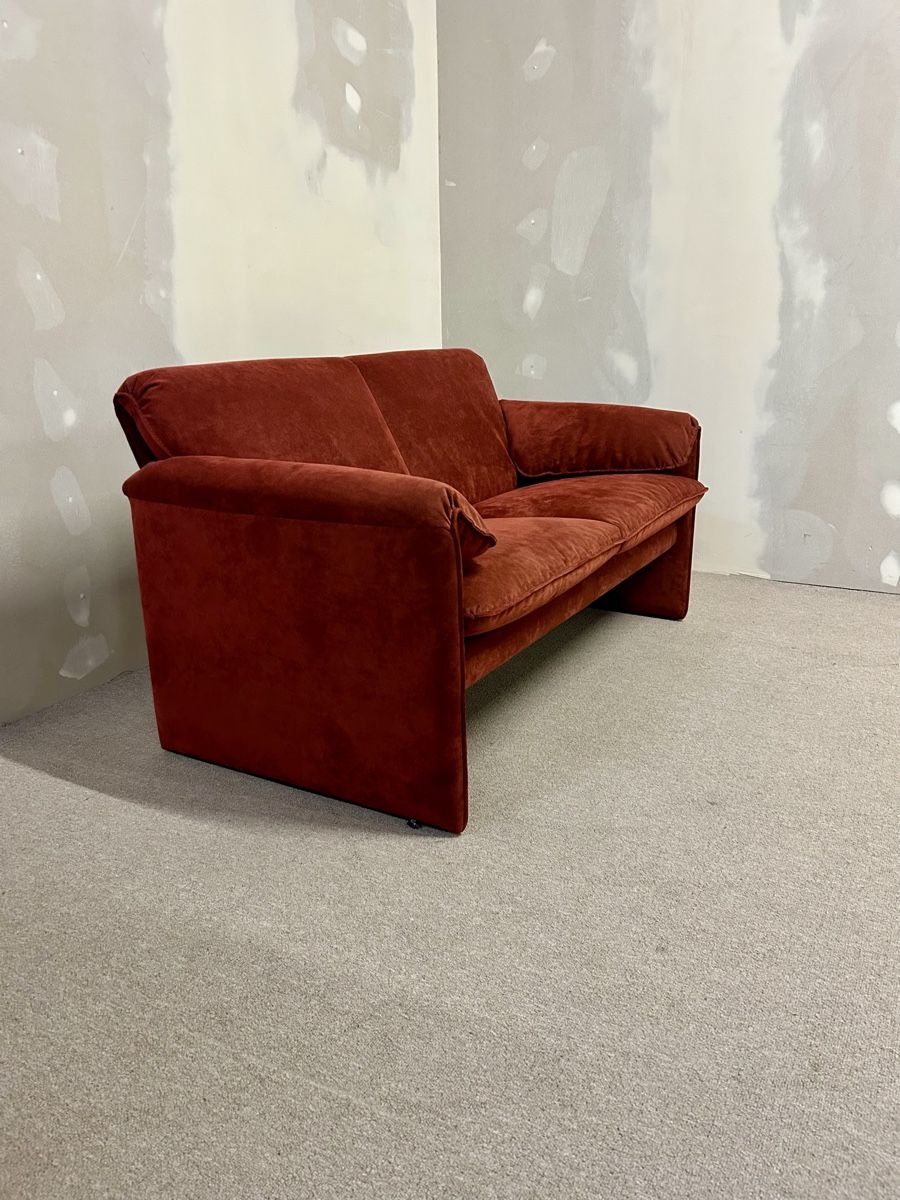 Leolux Divani: Leolux Bora Bora Sofa 2 Sitzer Alcantara rot – Usato da Rickenbach ZH venduto da Der-Insider 2