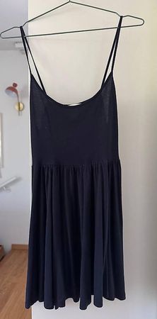 Kleid mit Spaghettiträgern. Dunkelblau. Gr. XS.