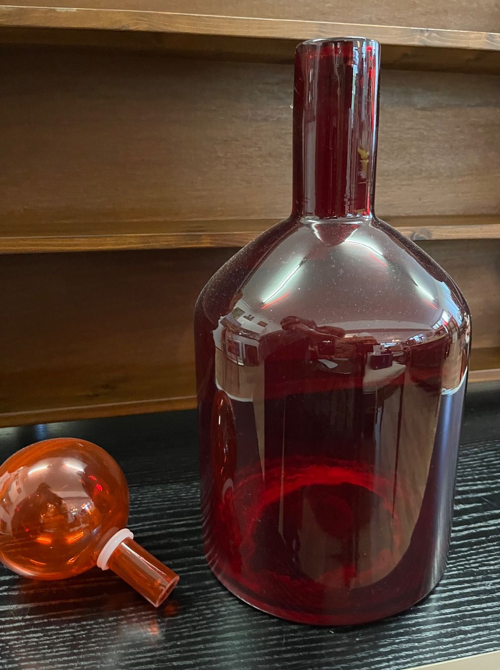Caraffe: Grosse, rote Karaffe mit Kugelstopfen – Usato da Stetten AG venduto da Brissago25 4