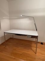 USM Schreibtisch weiss mit Materialschwenkarm & Belux Lampe