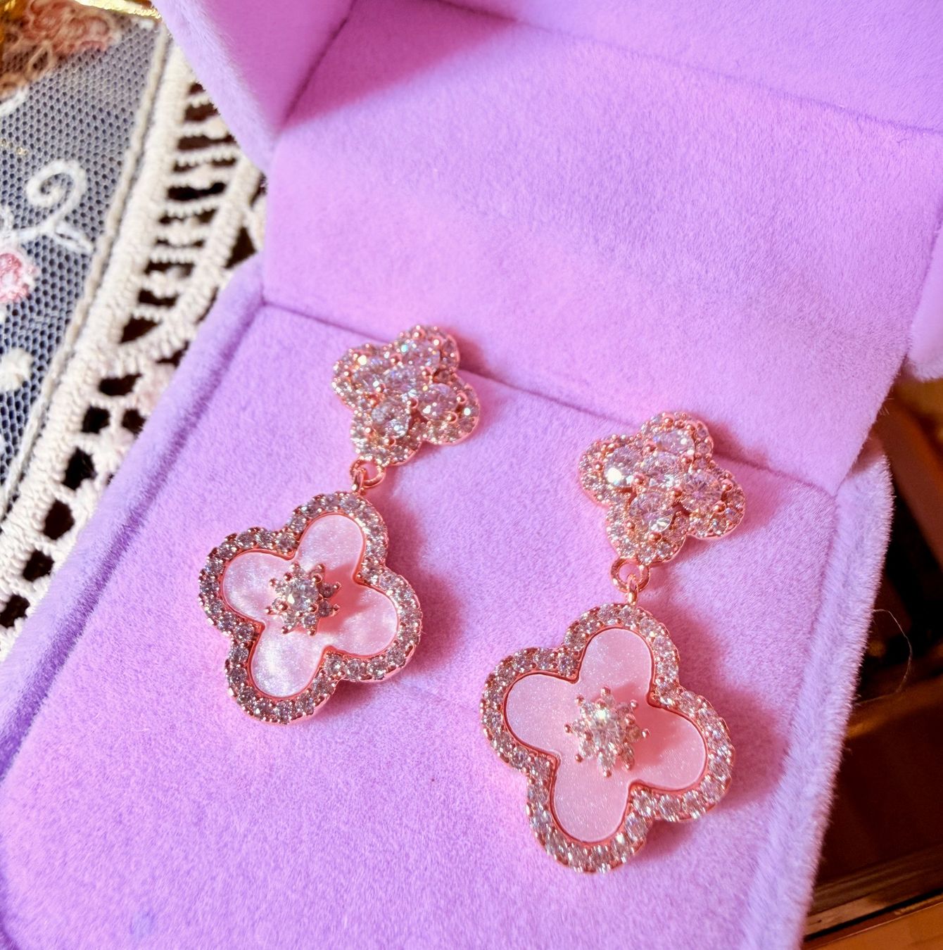 Boucles d'oreille: Boucles d’oreilles Trèfle Rose – Neuf avec emballage d'origine à St-Maurice par Sandrinette123 2