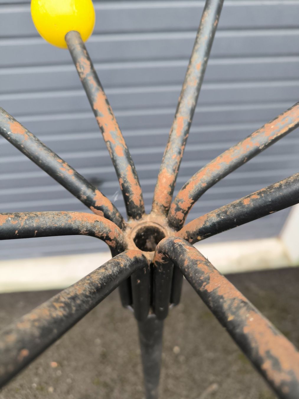 Guardaroba: Portemanteau tripode goût Feraud – Usato da Wittenheim venduto da LeGrenierdeSam 3